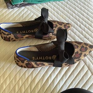 Rothy’s animal print Point with bow- 7 - like brand new